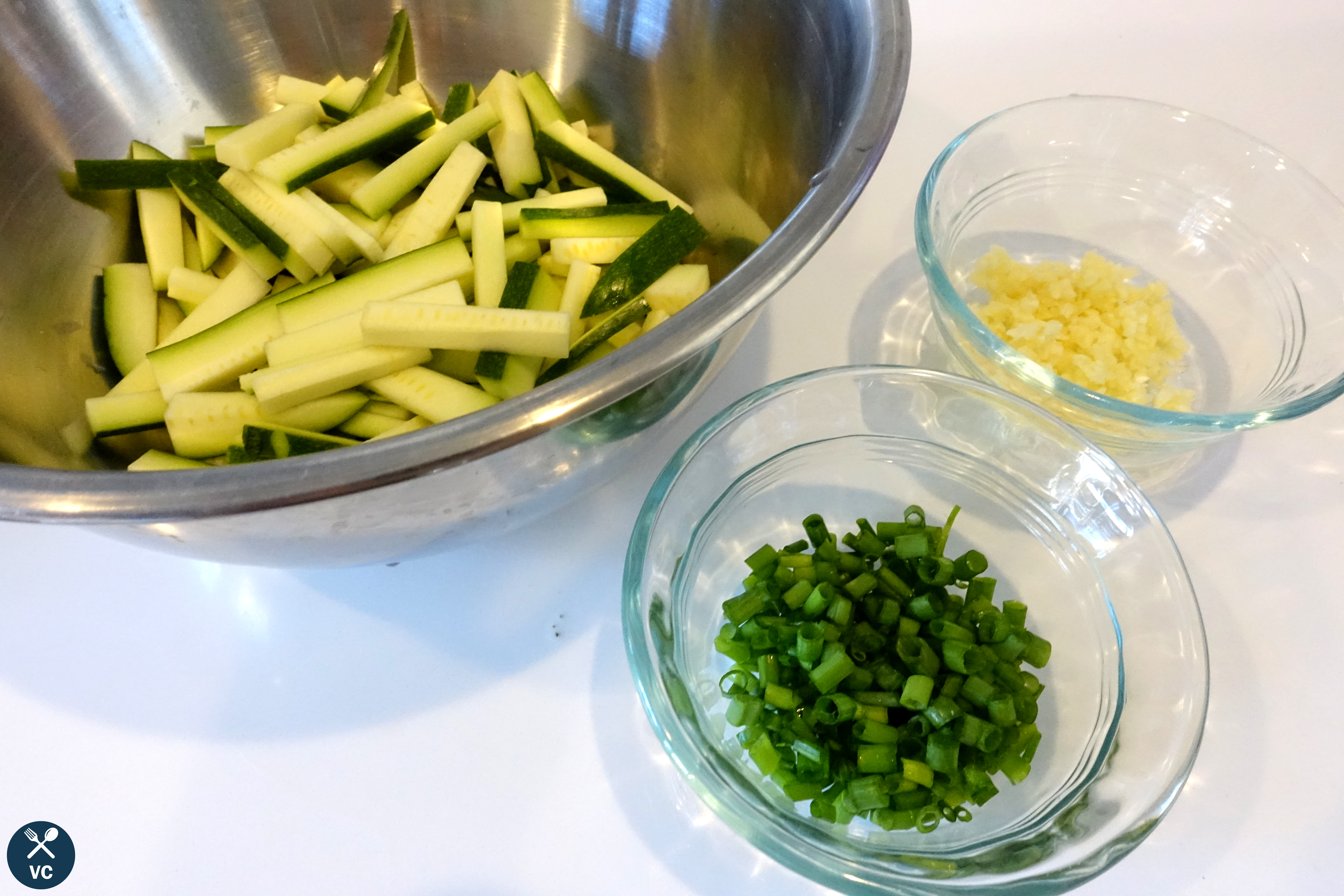 green onions, zucchini and garlic for ground turkey brown rice bowls